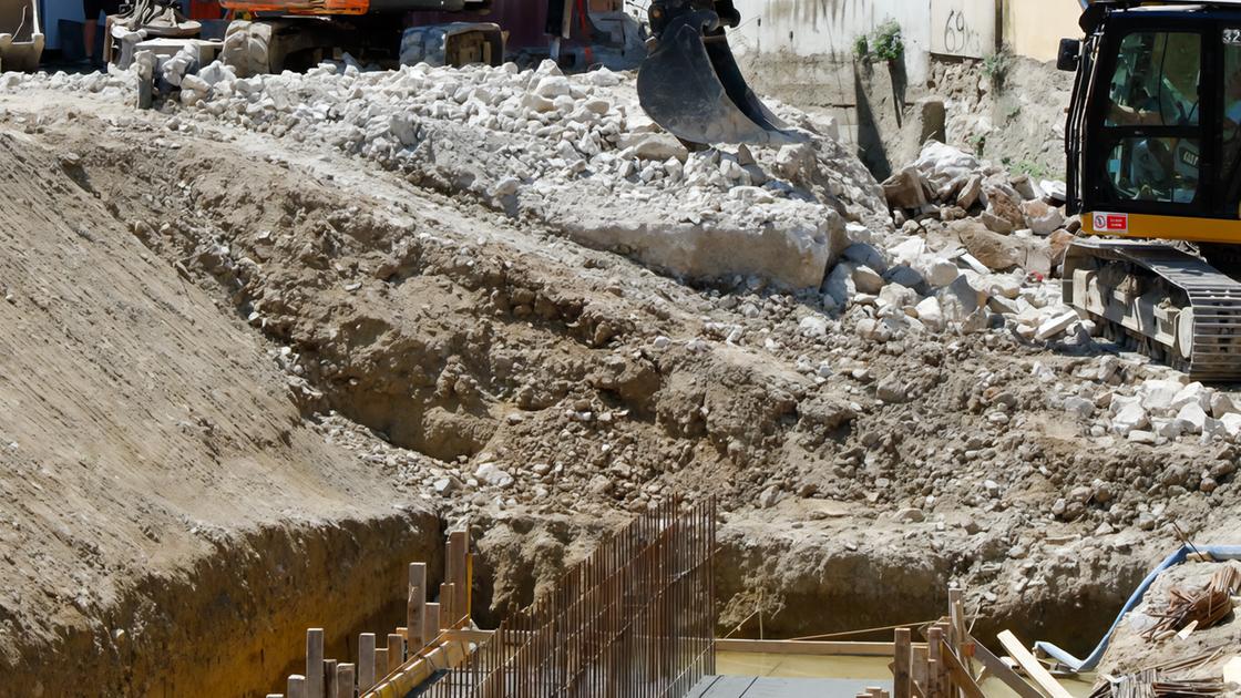 Demolito il ponte sul Rimaggio: "Così il torrente è più sicuro"
