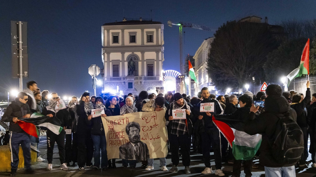 Un corteo di un centinaio di persone che manifestavano in favore della Palestina, ieri pomeriggio, ha raggiunto il consolato Usa...