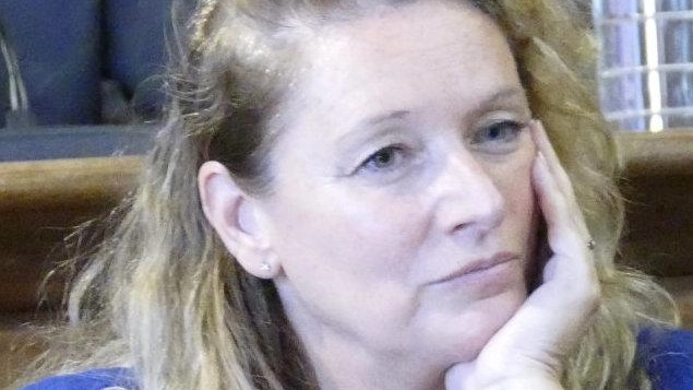 La prima seduta dopo il terremoto giudiziario è stata segnata dalla protesta del pubblico con i cartelli "dimettiti" mentre la minoranza ha lasciato l’assemblea in segno di protesta per la bocciatura di 11 question time su 12.