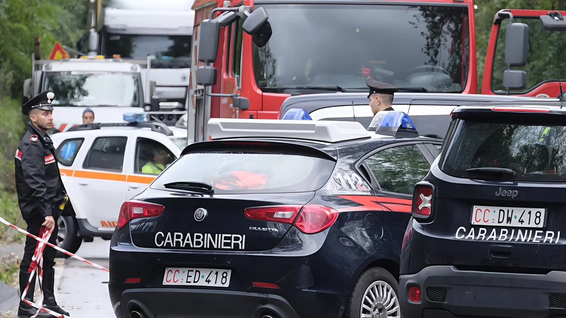 Vigili del fuoco, carabinieri e ambulanze intervenute ieri a Canalescuro di Licciana per il grave scontro tra due furgoni. La strada ha dovuto essere chiusa