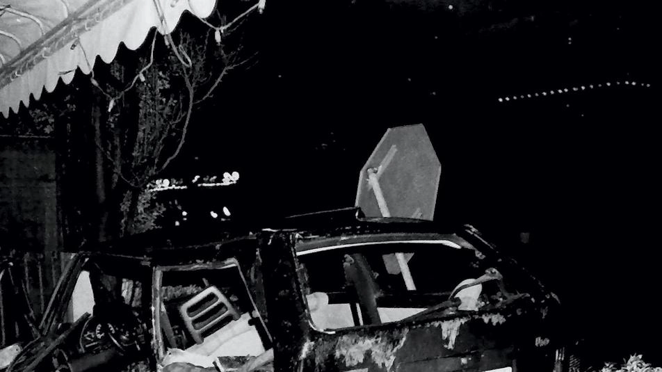 L’auto finita contro il ristorante L’auto finita contro il ristorante