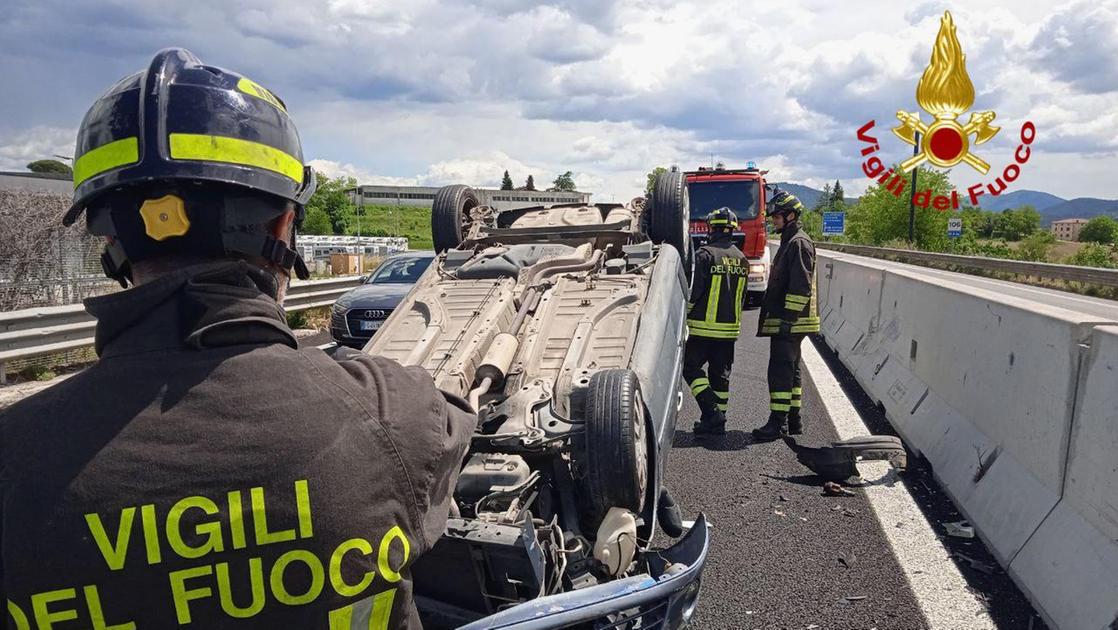 Auto si schianta contro il new jersey e si capovolge: donna ferita sulla E45 Auto si schianta contro il new jersey e si capovolge: donna ferita sulla E45