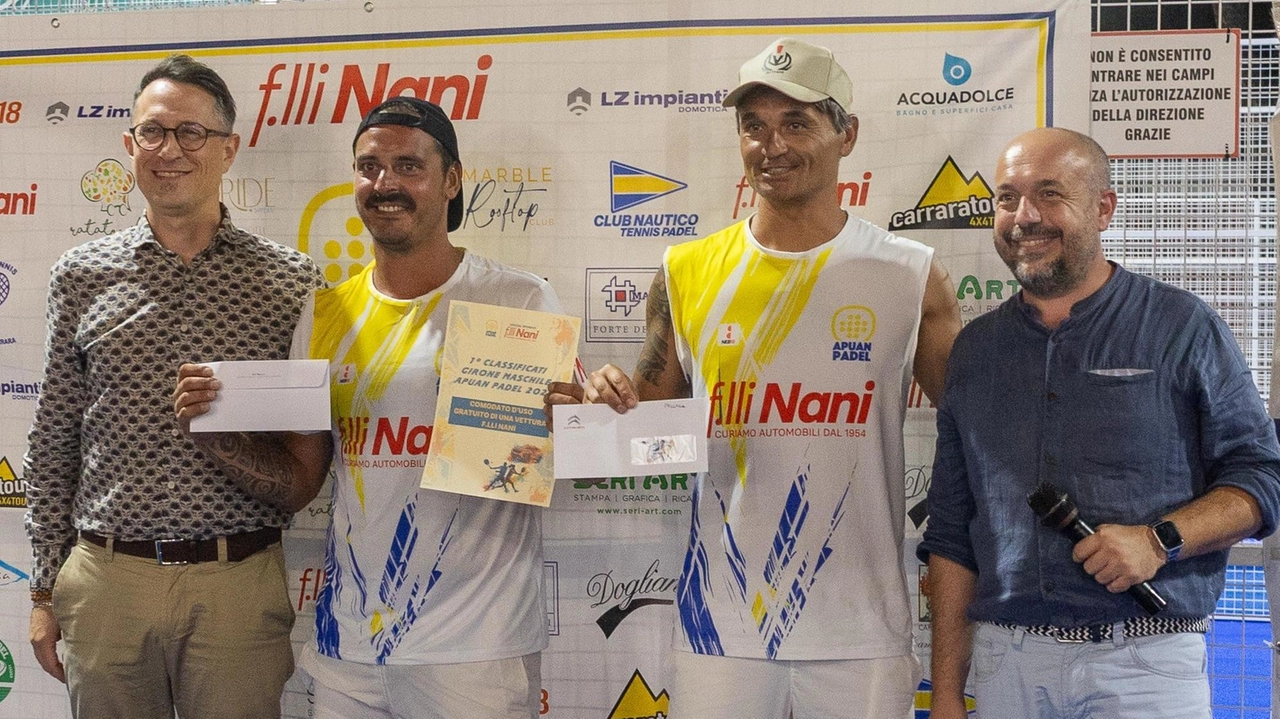 La premiazione della coppia Pelliccia-Nicolini, vincitrice del torneo “Apuan Padel“, insieme agli organizzatori La premiazione della coppia Pelliccia-Nicolini, vincitrice del torneo “Apuan Padel“, insieme agli organizzatori