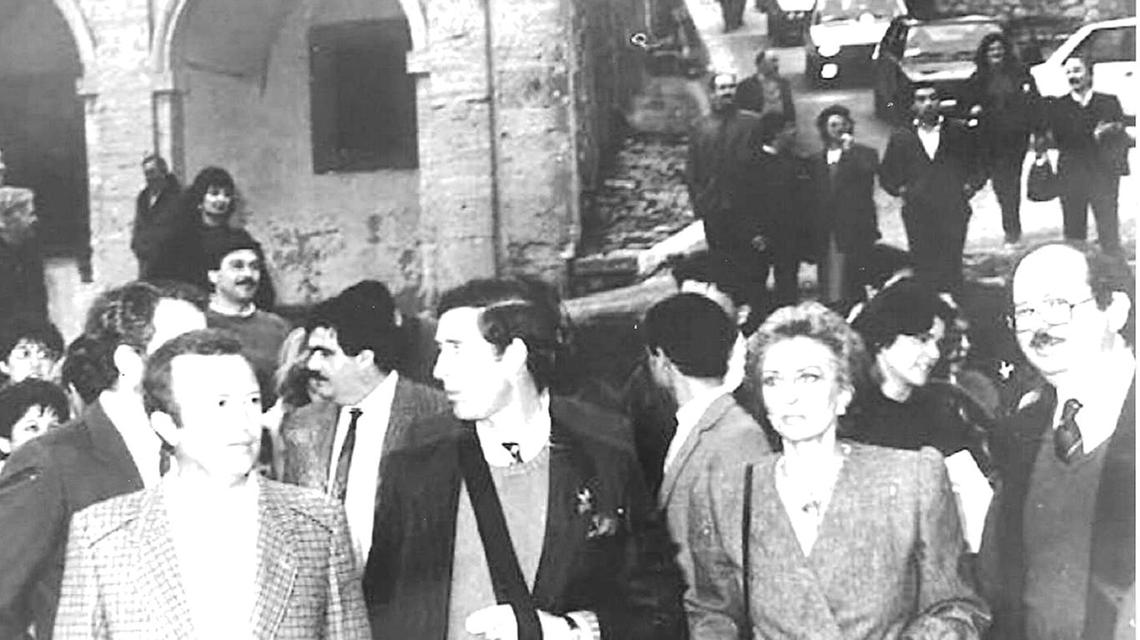 Due immagini della visita del principe Carlo d’Inghilterra nel 1986: accanto a Montepulciano, sotto a Pienza
