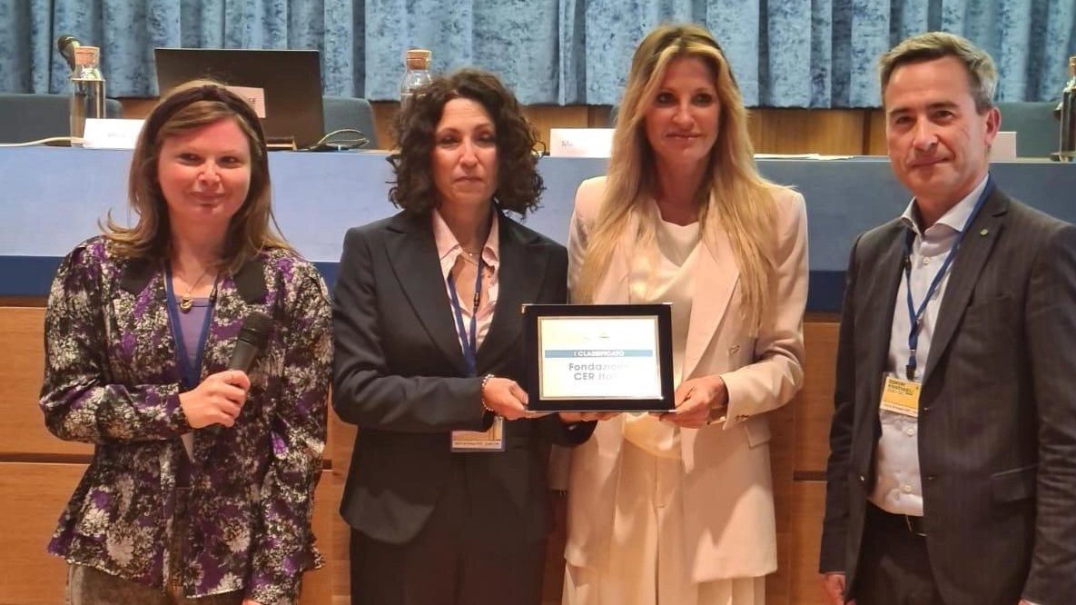 Il sindaco Silvia Chiassai Martini riceve il riconoscimento del Premio C.E.R.S La Fondazione Cer Italia è migliore comunità energetica rinnovabile d’Italia Il sindaco Silvia Chiassai Martini riceve il riconoscimento del Premio C.E.R.S La Fondazione Cer Italia è migliore comunità energetica rinnovabile d’Italia