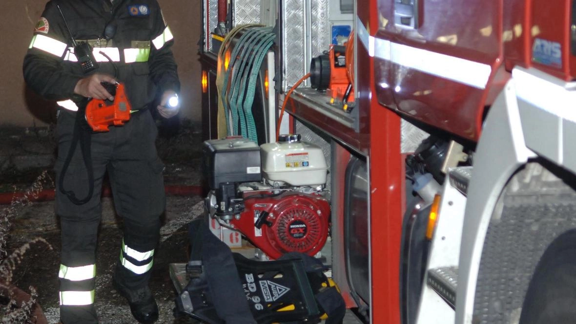 Nella foto d’archivio un vigile del fuoco durante un analogo intervento per lo spegnimento di un incendio di scooter e moto Nella foto d’archivio un vigile del fuoco durante un analogo intervento per lo spegnimento di un incendio di scooter e moto
