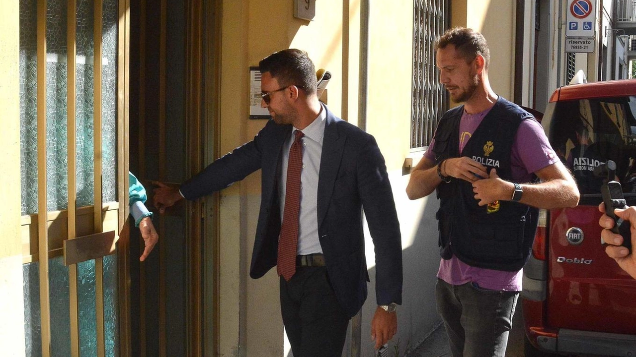 Il capo della squadra mobile Davide Comito entra nella casa della macabra scoperta