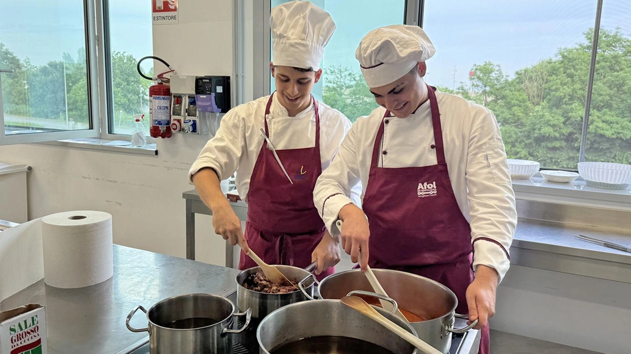 Da venerdì il via al loggiato del Pellegrini con l’AperiPeposo. Domenica il gran finale con la degustazione per tutti . Da venerdì il via al loggiato del Pellegrini con l’AperiPeposo. Domenica il gran finale con la degustazione per tutti .