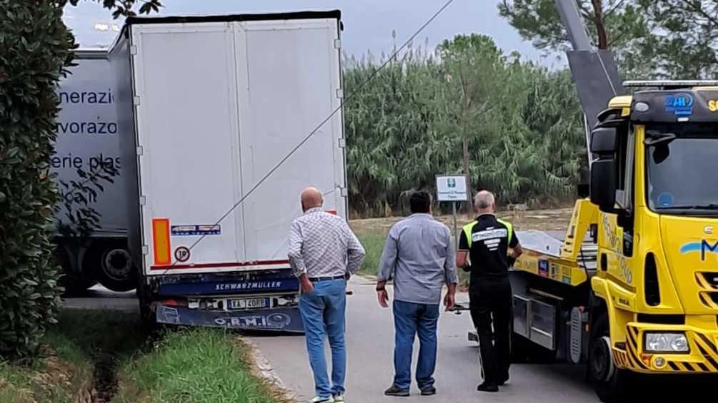 Non sono mancati gli episodi di tir finiti nel fosso costretti a venir recuperati da mezzi di soccorso per poter tornare in strada