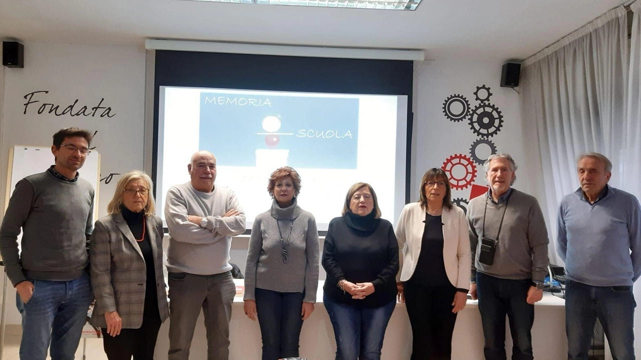 Il gruppo di lavoro di Spi Cgil La Spezia che si occuperà di promuovere gli incontri con i giovani stidenti delle. scuole medie per. approfondire i valori della Costituzione, Democrazia e della Resistenza Il gruppo di lavoro di Spi Cgil La Spezia che si occuperà di promuovere gli incontri con i giovani stidenti delle. scuole medie per. approfondire i valori della Costituzione, Democrazia e della Resistenza