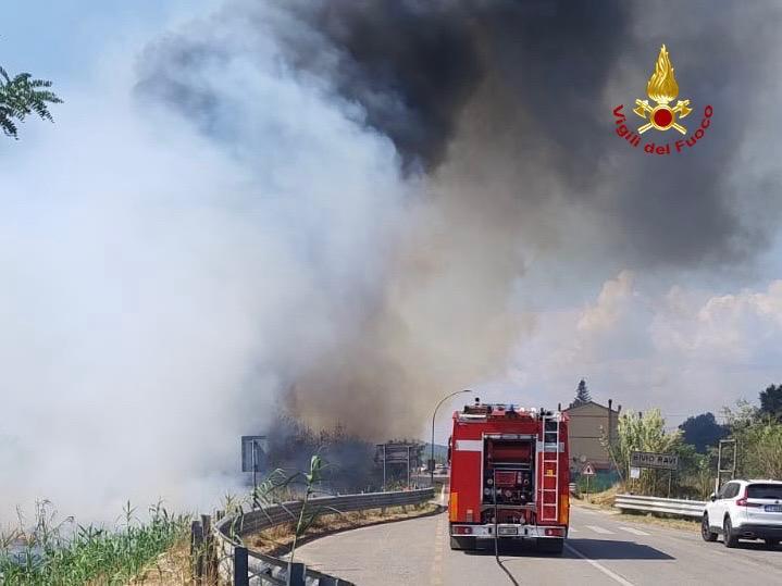 incendio a gavorrano evacuate nove persone tre abitazioni interessate evitati danni pesanti