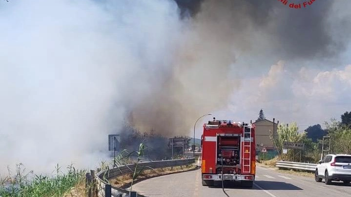 Incendio a Gavorrano: evacuate nove persone, tre abitazioni interessate, evitati danni pesanti