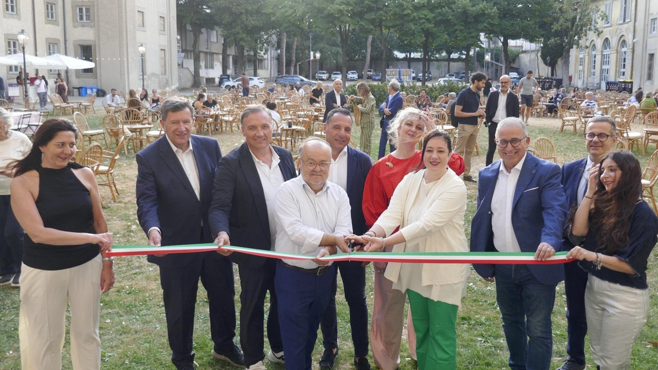 Taglio del nastro con Bonfanti e la deputata di FdI La Porta, presenti il consigliere regionale Pd Martini e l’assessore Bartalini Taglio del nastro con Bonfanti e la deputata di FdI La Porta, presenti il consigliere regionale Pd Martini e l’assessore Bartalini