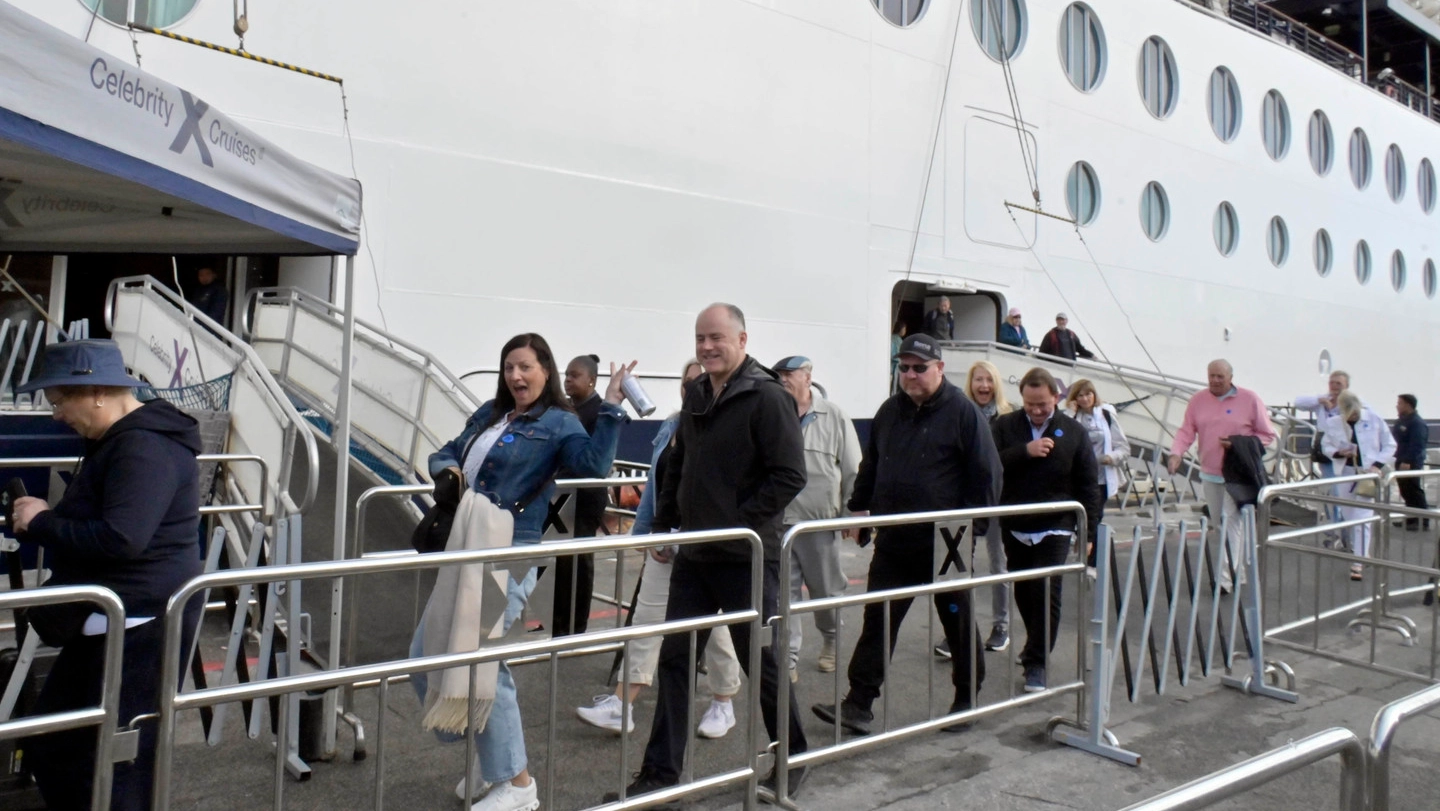 Una parte dei turisti che hanno preso parte alla crociera della“Celebrity“ Msc sbarcata al porto di Livorno (Foto Novi)