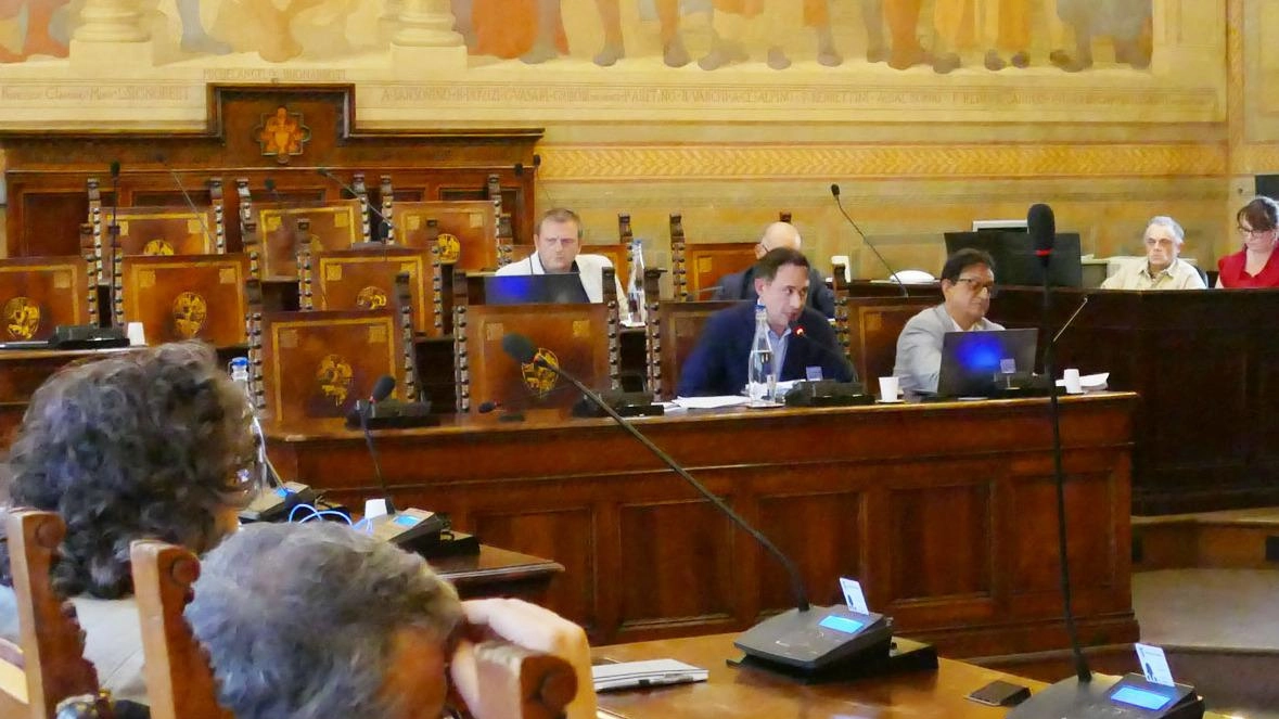 Una delle sedute del consiglio provinciale, fibrillazioni tra il centrodestra e il presidente Alessandro Polcri