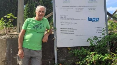 Un residente davanti al cartello che annunciava la fine dei lavori per il 14 aprile scorso Un residente davanti al cartello che annunciava la fine dei lavori per il 14 aprile scorso