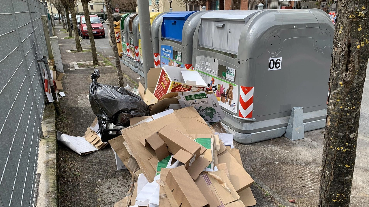 Il nodo di Nausicaa è la gestione dei rifiuti che in centro città risultano ingestibili con cassonetti perennemente stracolmi e isole ecologiche malsane Il nodo di Nausicaa è la gestione dei rifiuti che in centro città risultano ingestibili con cassonetti perennemente stracolmi e isole ecologiche malsane