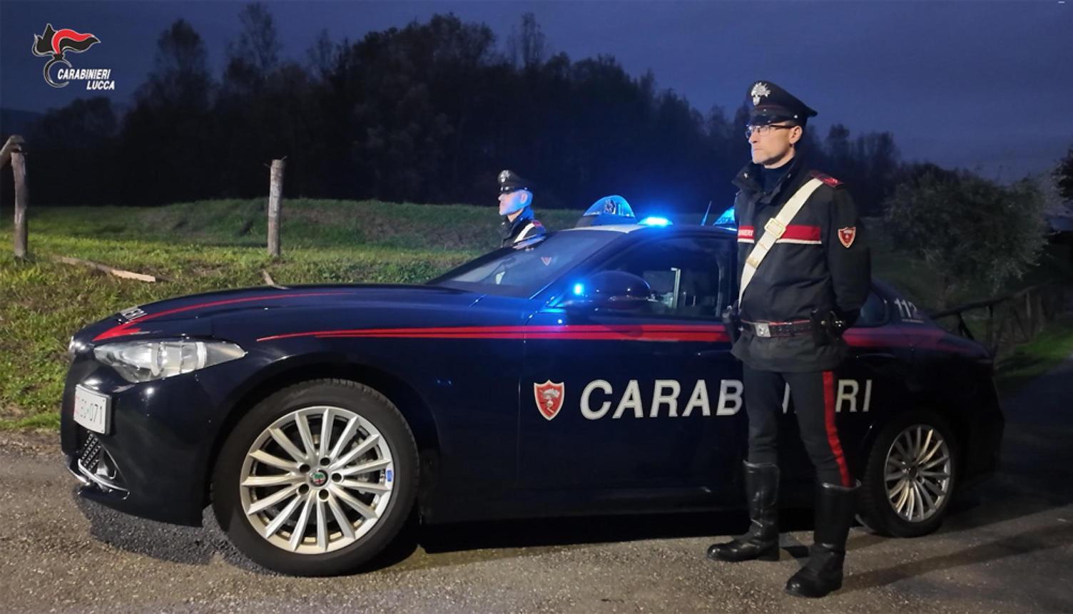 https://www.lanazione.it/image-service/view/acePublic/alias/contentid/ZWYzZjBhOTYtOWU3OS00/0/fuga-allalt-dei-carabinieri-caccia-a-una-mercedes-con-quattro-sospetti.jpeg