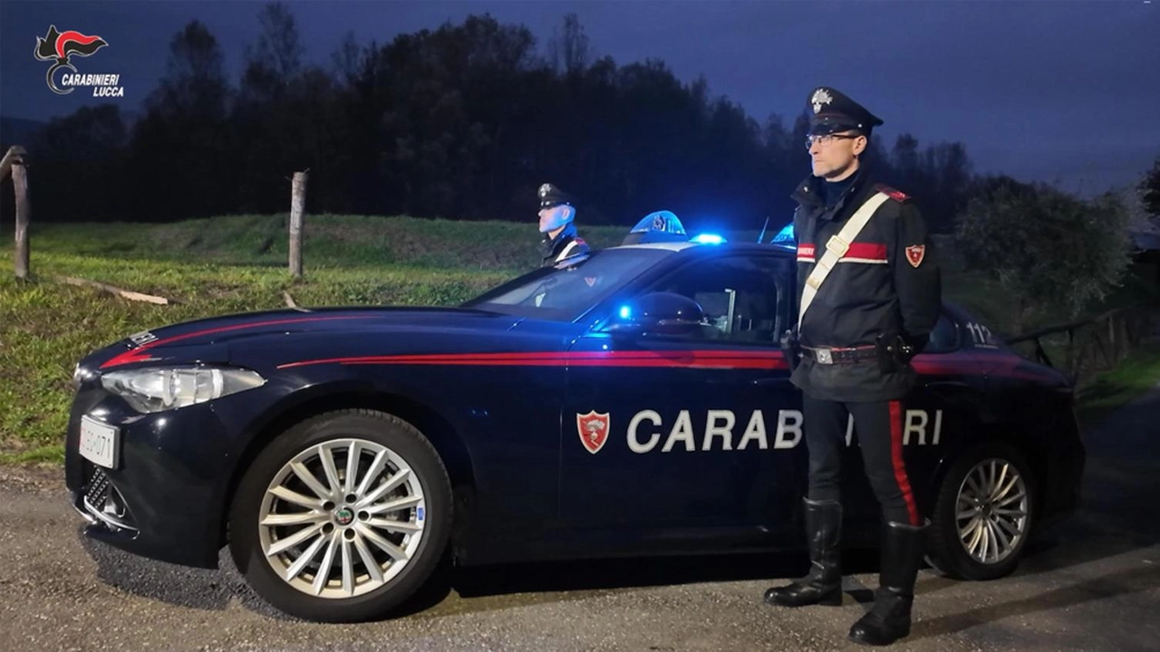 Caccia a una Mercedes 190 di colore bianco, vecchio modello, con quattro persone a bordo. L’auto non si è fermata ad un posto di blocco che era stato allestito dai Carabinieri nella zona di Sant’Angelo in Campo Caccia a una Mercedes 190 di colore bianco, vecchio modello, con quattro persone a bordo. L’auto non si è fermata ad un posto di blocco che era stato allestito dai Carabinieri nella zona di Sant’Angelo in Campo