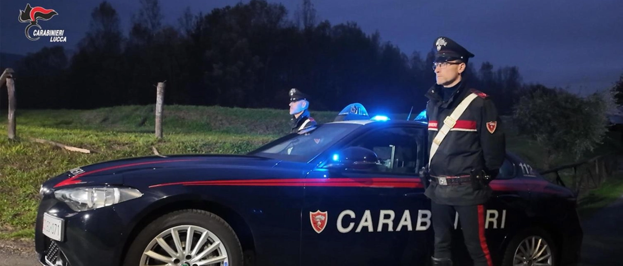 Fuga all’alt dei carabinieri. Caccia a una Mercedes con quattro sospetti