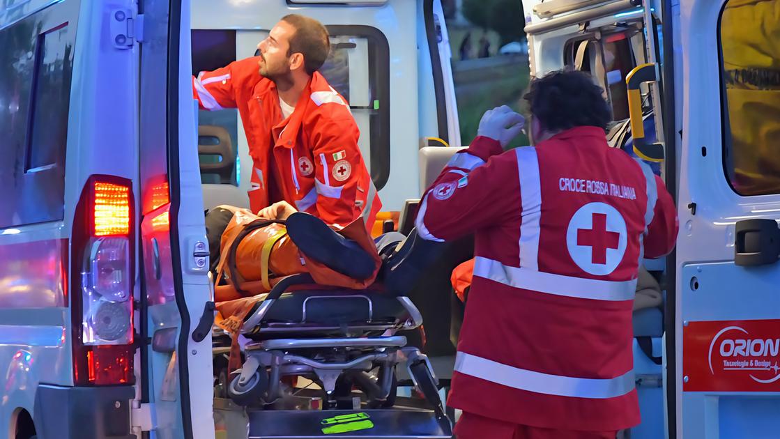 https://www.lanazione.it/image-service/view/acePublic/alias/contentid/ZWZhN2ViMDMtNDI0NS00/0/pestato-sul-bus-in-pieno-giorno-calci-e-pugni-in-viso-poi-la-fuga.jpeg?f=16:9&w=1200&h=630
