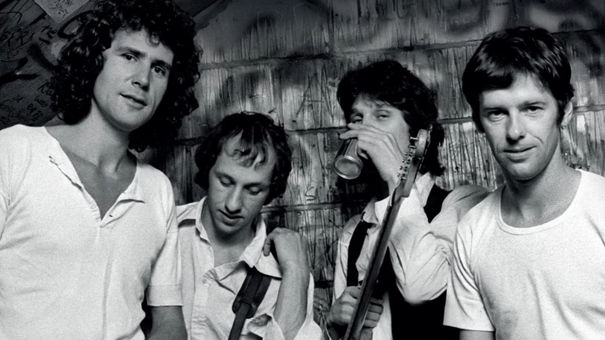 Il duetto tra John e Andrea, musicista nel locale londinese del bassista della band anni ’80 Dire Straits Il duetto tra John e Andrea, musicista nel locale londinese del bassista della band anni ’80 Dire Straits