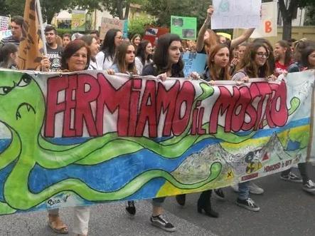 Ulteriore proroga ai gestori. I comitati non ci stanno: "Pronti a nuove proteste"