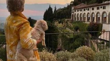 L'attrice Glenn Close ha emozionato Firenze con la sua presenza, godendo della vista mozzafiato della città dall'alto di un noto hotel. Accompagnata dal suo celebre cane Pip, ha definito la sua visita come una delle vacanze più belle della sua vita, condividendo il momento con i suoi quasi novecentomila follower su Instagram. L'attrice Glenn Close ha emozionato Firenze con la sua presenza, godendo della vista mozzafiato della città dall'alto di un noto hotel. Accompagnata dal suo celebre cane Pip, ha definito la sua visita come una delle vacanze più belle della sua vita, condividendo il momento con i suoi quasi novecentomila follower su Instagram.
