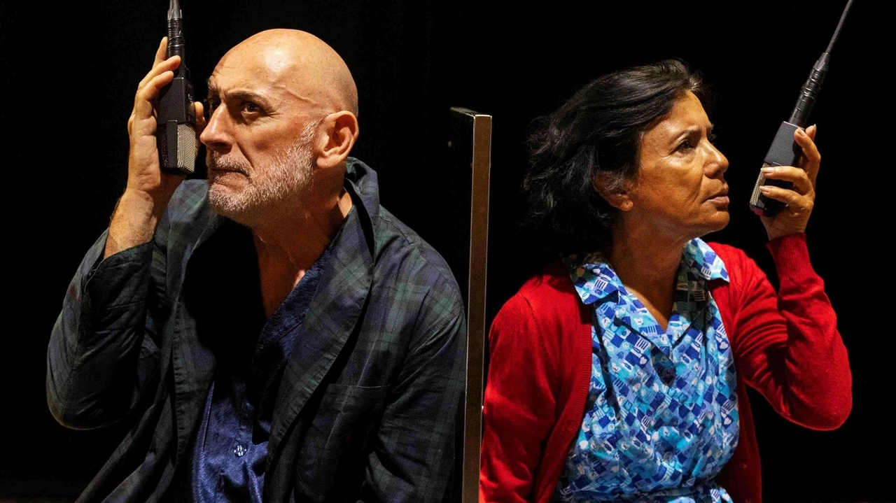 Sergio Sgrilli e Sara Donzelli stasera e domani saliranno sul palco degli Industri con lo spettacolo «Nives», rappresentazione tratta dal romanzo di Sacha Naspini Sergio Sgrilli e Sara Donzelli stasera e domani saliranno sul palco degli Industri con lo spettacolo «Nives», rappresentazione tratta dal romanzo di Sacha Naspini
