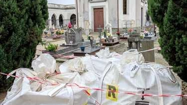 Proteste dei cittadini per alcuni sacchi, sei o sette, di rifiuti che si trovano nei pressi dell’ingresso del cimitero di... Proteste dei cittadini per alcuni sacchi, sei o sette, di rifiuti che si trovano nei pressi dell’ingresso del cimitero di...