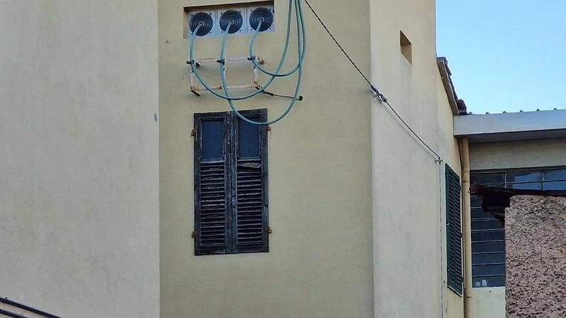 Il tecnico 56enne stava lavorando al quadro di una cabina aziendale. L’incendio è stato spento dai vigili del fuoco. Accertamenti in corso. Il tecnico 56enne stava lavorando al quadro di una cabina aziendale. L’incendio è stato spento dai vigili del fuoco. Accertamenti in corso.