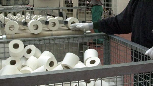 Un operaio al lavoro in cartiera: secondo il monitor dei distretti sono in calo le esportazioni del distretto lucchese Un operaio al lavoro in cartiera: secondo il monitor dei distretti sono in calo le esportazioni del distretto lucchese