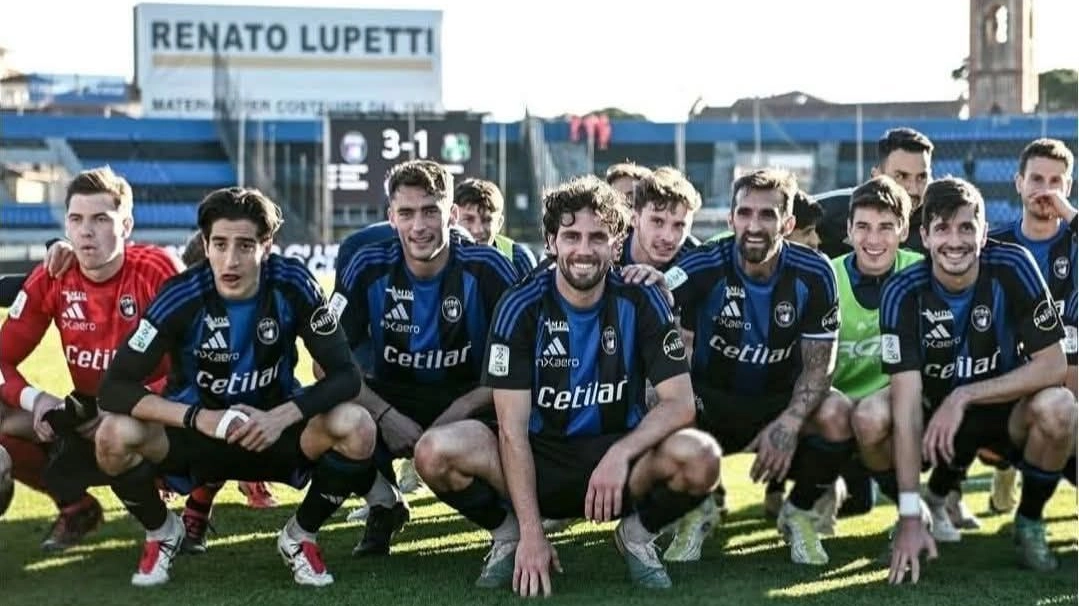 Una foto di gruppo dei calciatori nerazzurri (Foto Pisa SC) Una foto di gruppo dei calciatori nerazzurri (Foto Pisa SC)