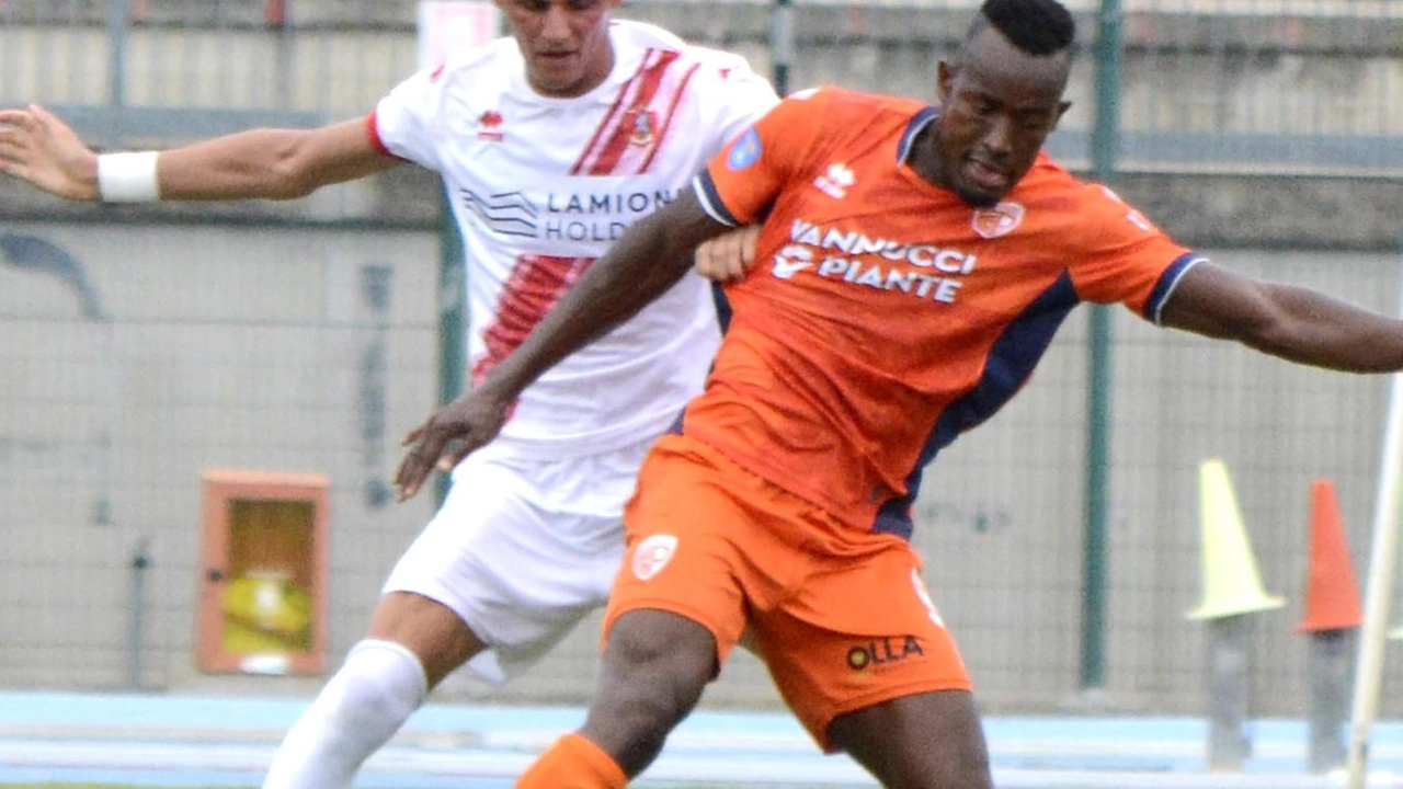 L’attaccante liberiano Cherif Diallo è arrivato in estate alla Pistoiese dopo l’esperienza con il Montagne Bellunesi con cui ha segnato 7 gol in 31 partite L’attaccante liberiano Cherif Diallo è arrivato in estate alla Pistoiese dopo l’esperienza con il Montagne Bellunesi con cui ha segnato 7 gol in 31 partite