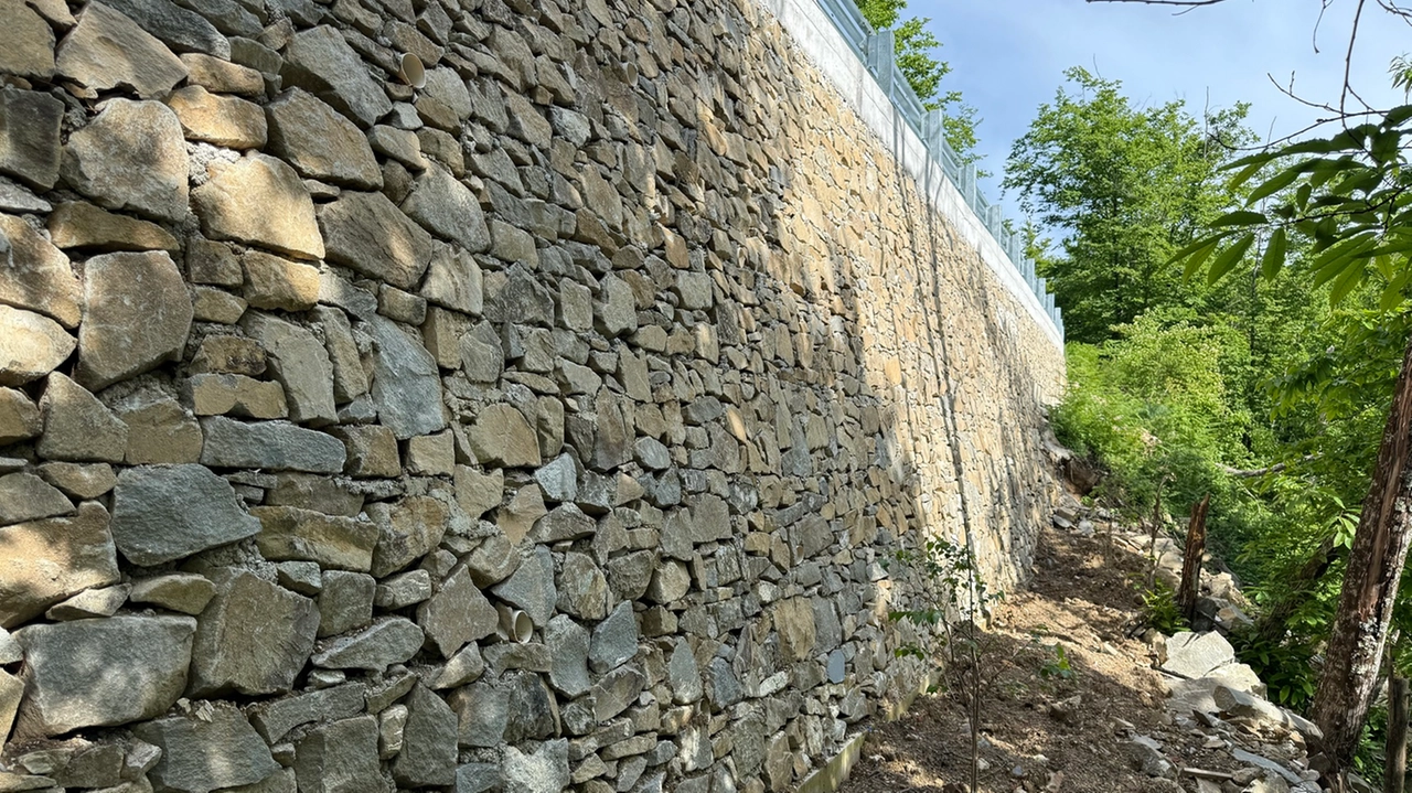 Il muro realizzato per il ripristino della strada