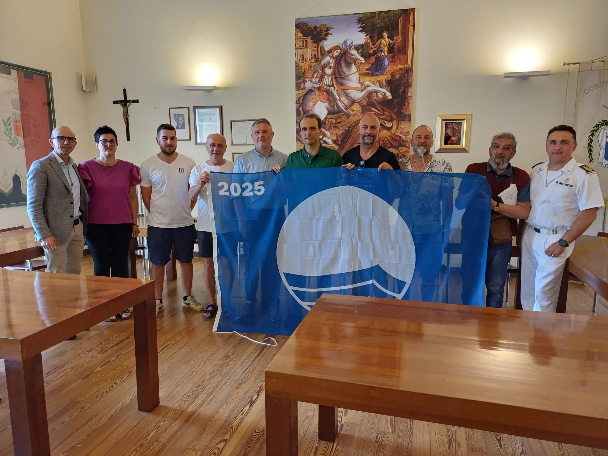 levanto dieci anni di fila bandiera blu i vessilli sventoleranno negli arenili