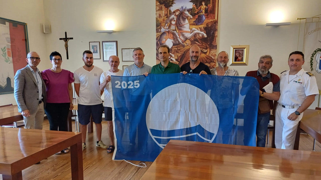 La consegna della Bandiera Blu in municipio La consegna della Bandiera Blu in municipio