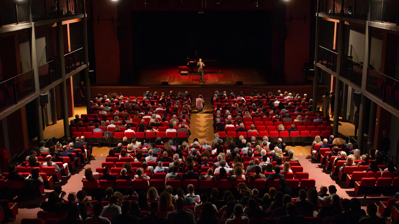 Evento della Banca popolare di Lajatico al teatro di Cascina. Il presidente Nicola Luigi Giorgi: "Tutto nacque da un gruppo di persone". . Evento della Banca popolare di Lajatico al teatro di Cascina. Il presidente Nicola Luigi Giorgi: "Tutto nacque da un gruppo di persone". .