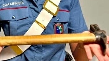 Carabiniere con il martello sequestrato (immagine di repertorio) Carabiniere con il martello sequestrato (immagine di repertorio)