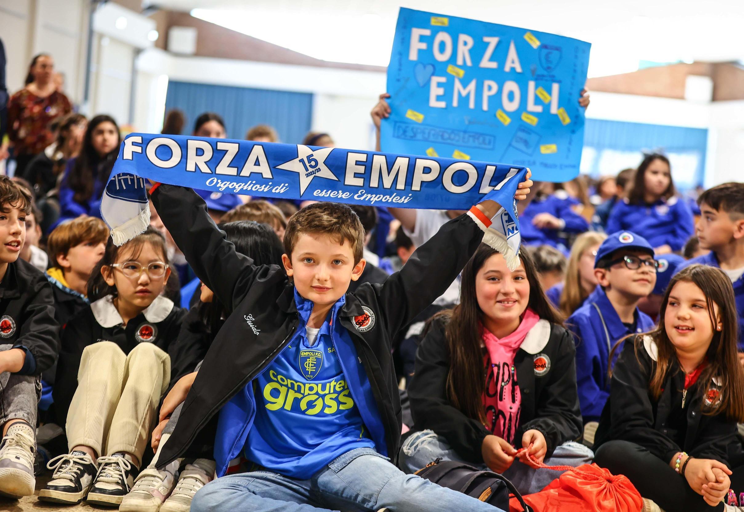 Per un tifo... di classe. Una festa tra sorrisi, autografi e regali. Baby-fan in visibilio