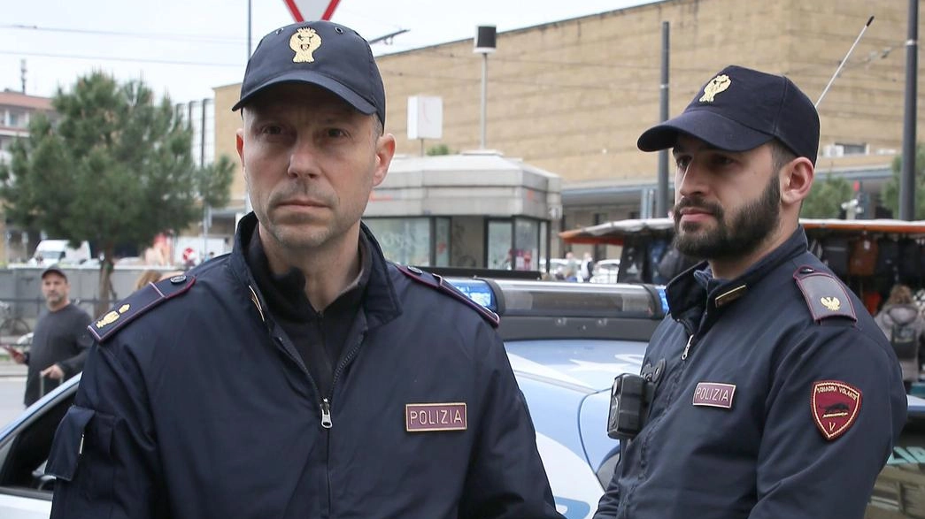 La signora non ha riportato ferite gravi e ha scelto di non ricorrere alle cure mediche del 118. Ha dato subito l’allarme chiamando il 112 Nue. Nella foto d’archivio agenti di polizia impegnati in un controllo La signora non ha riportato ferite gravi e ha scelto di non ricorrere alle cure mediche del 118. Ha dato subito l’allarme chiamando il 112 Nue. Nella foto d’archivio agenti di polizia impegnati in un controllo