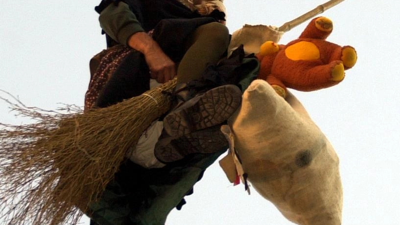 La Befana consegnerà calze piene di dolci ai bambini che percorreranno con lei le viuzze dell’antico borgo di Serravalle La Befana consegnerà calze piene di dolci ai bambini che percorreranno con lei le viuzze dell’antico borgo di Serravalle