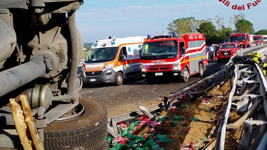 L’incidente nel pomeriggio vicino Fabro lungo la corsia per Firenze, traffico bloccato per ore. La vittima è un camionista campano di 48 anni, nessun altro mezzo coinvolto. Accertamenti sulle cause. L’incidente nel pomeriggio vicino Fabro lungo la corsia per Firenze, traffico bloccato per ore. La vittima è un camionista campano di 48 anni, nessun altro mezzo coinvolto. Accertamenti sulle cause.
