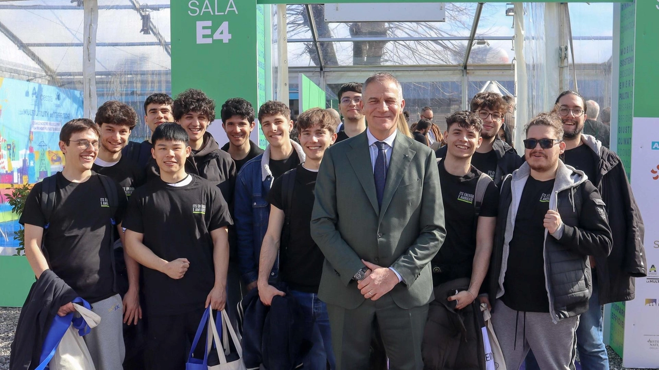 Il presidente di Estra. e Fondazione Francesco Macrì insieme agli studenti che seguiranno il corso post diploma per formare i. giovani del futuro