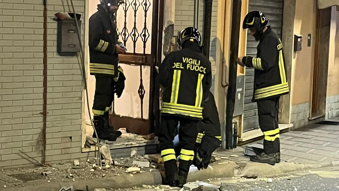 Pauroso schianto. Auto piomba di notte contro un’abitazione. Fuga di gas, tutti evacuati Pauroso schianto. Auto piomba di notte contro un’abitazione. Fuga di gas, tutti evacuati