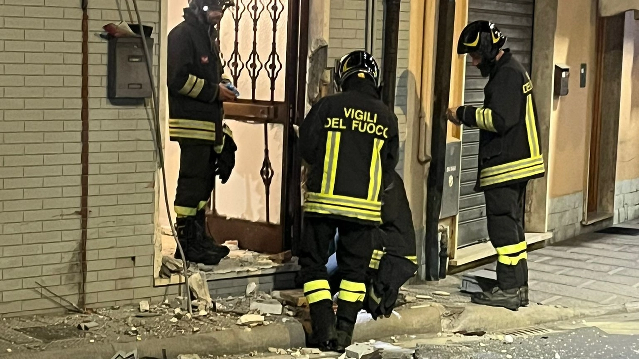 La Bmw su cui viaggiavano alcuni giovani si è schiantata contro pali, lampioni e l’ingresso di una casa, causando anche una fuga di gas