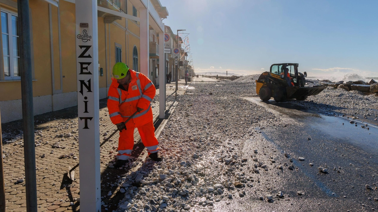 Lungomare invaso di sassi, soprattutto davanti alla cella 4;: "Sbagliano anche per rimuoverli, li ammassano tutti in un punto, pronti per essere sparati di nuovo alla prossima mareggiata". Lungomare invaso di sassi, soprattutto davanti alla cella 4;: "Sbagliano anche per rimuoverli, li ammassano tutti in un punto, pronti per essere sparati di nuovo alla prossima mareggiata".