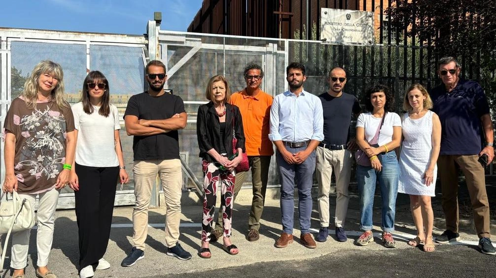 La delegazione di politici, avvocati del carcere,. Radicali. e garante dei detenuti, che ha visitato. la Dogaia nel giorno di Ferragosto La delegazione di politici, avvocati del carcere,. Radicali. e garante dei detenuti, che ha visitato. la Dogaia nel giorno di Ferragosto