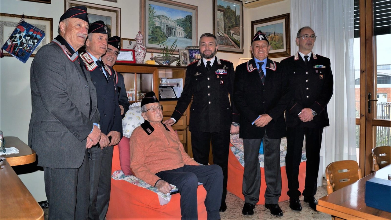 Il carabiniere Iacopini festeggiato a casa dall'Arma per i suoi 103 anni