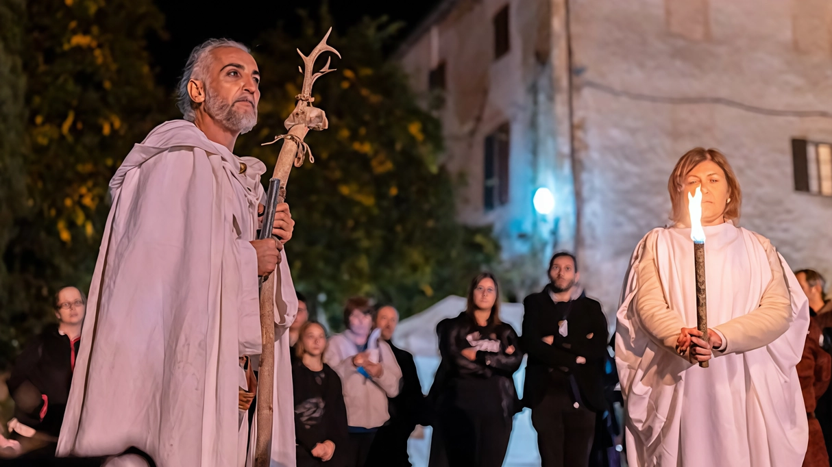 Monte San Savino si trasforma in "La città di Halloween" con il programma dell’Arezzo Celtic Festival, offrendo quattro giorni di eventi culturali e ricreativi legati alle origini celtiche della festa, tra spettacoli, musica, rievocazioni storiche e concorsi, il tutto con ingresso gratuito. Monte San Savino si trasforma in "La città di Halloween" con il programma dell’Arezzo Celtic Festival, offrendo quattro giorni di eventi culturali e ricreativi legati alle origini celtiche della festa, tra spettacoli, musica, rievocazioni storiche e concorsi, il tutto con ingresso gratuito.